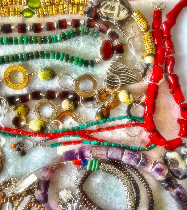 Comment choisir des bijoux en filigrane pour compléter une tenue de jour sans être surchargé?