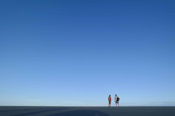 Comment choisir des bijoux minimalistes pour compléter une tenue de soirée sans l'éclipser?